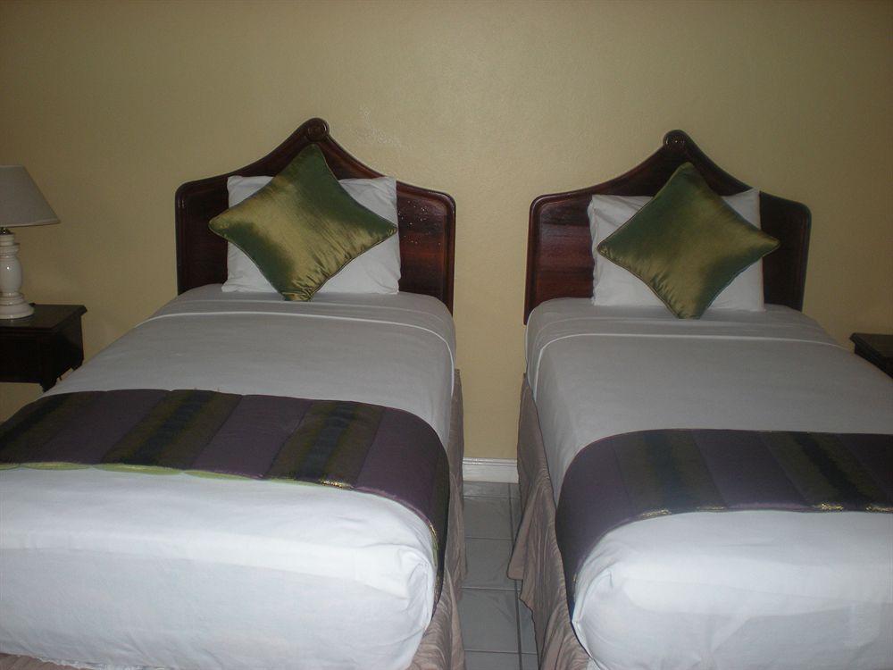 Villa Sonate Runaway Bay Bagian luar foto