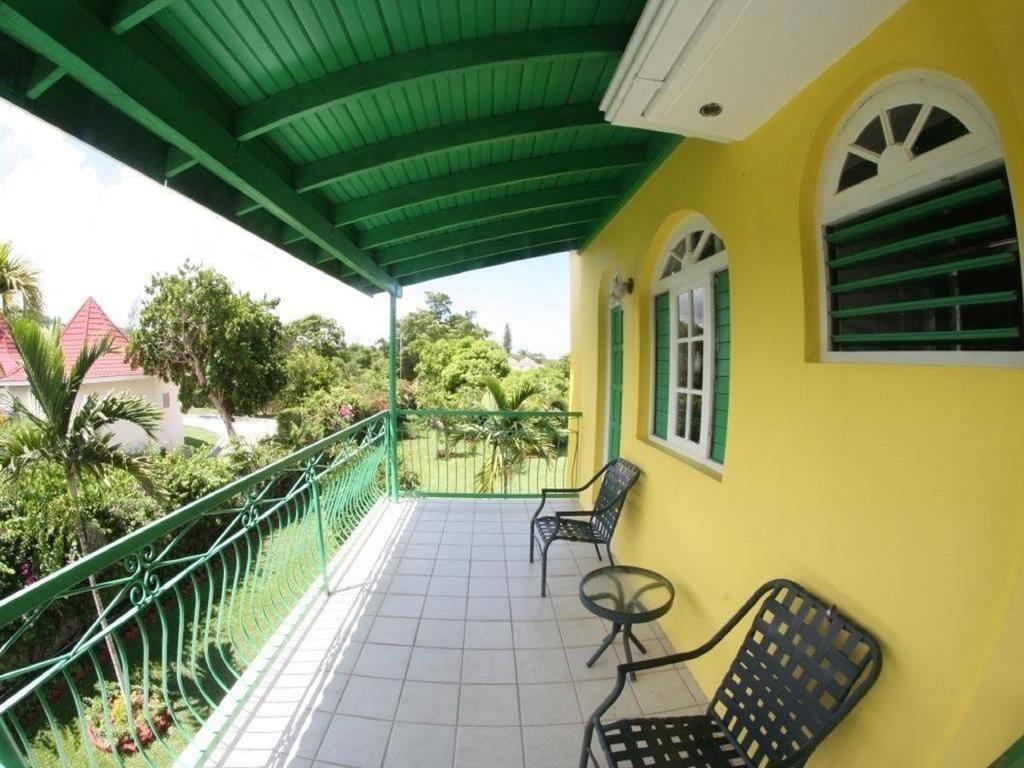 Villa Sonate Runaway Bay Bagian luar foto