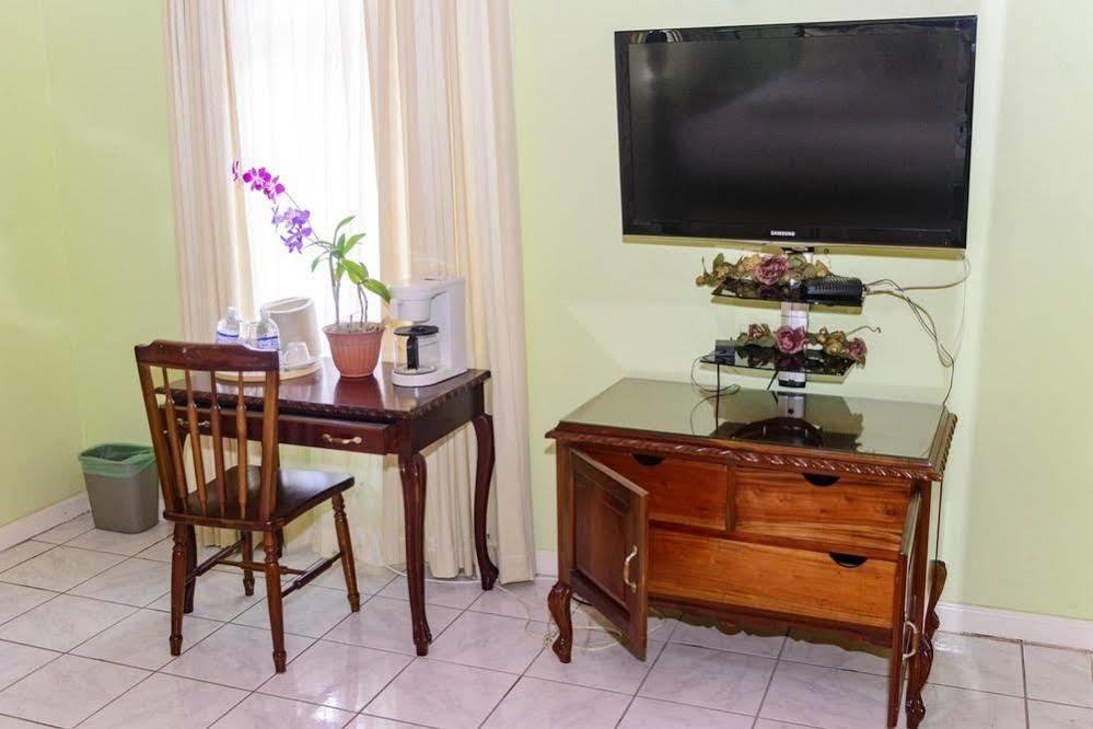 Villa Sonate Runaway Bay Bagian luar foto