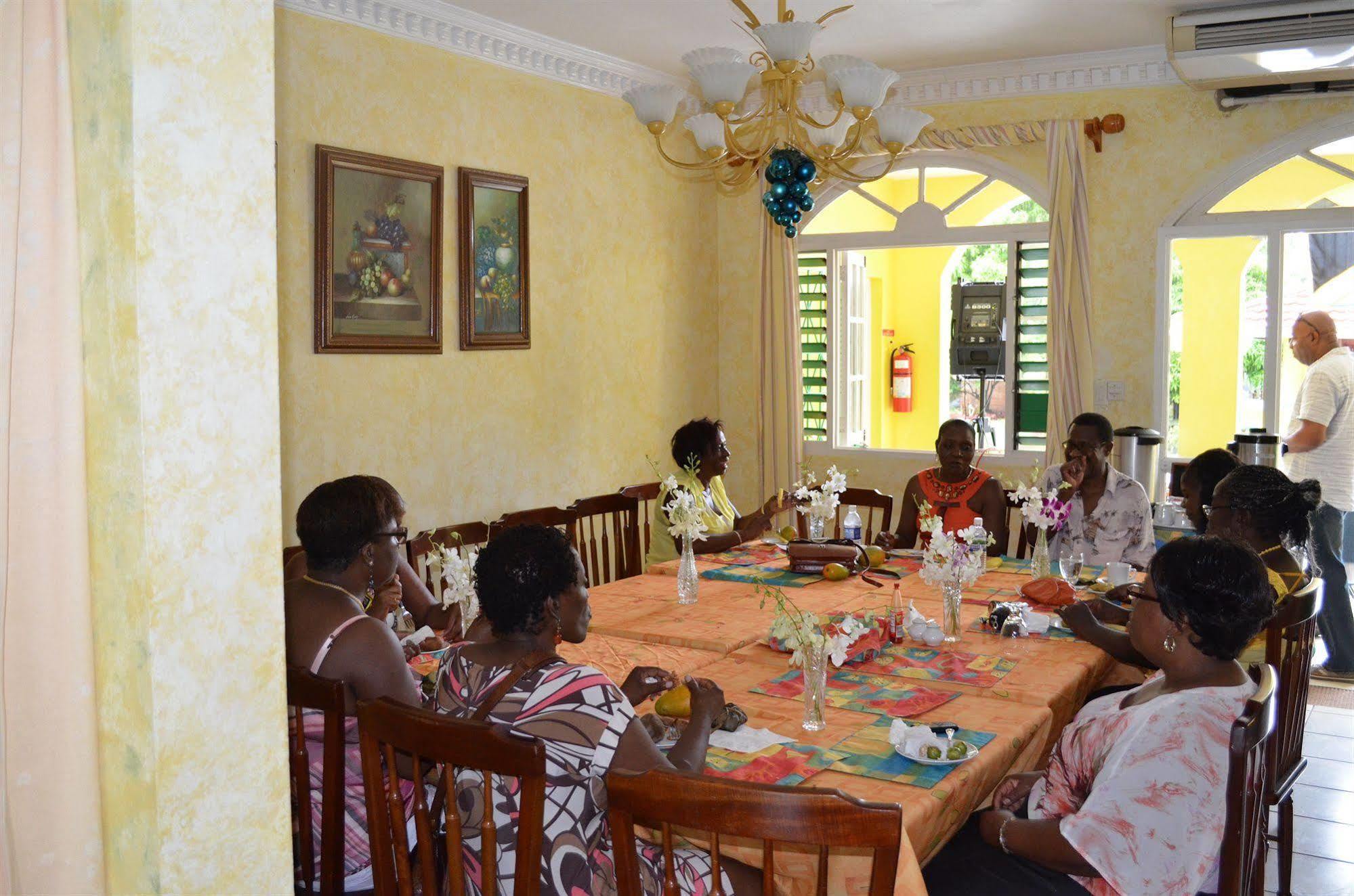 Villa Sonate Runaway Bay Bagian luar foto
