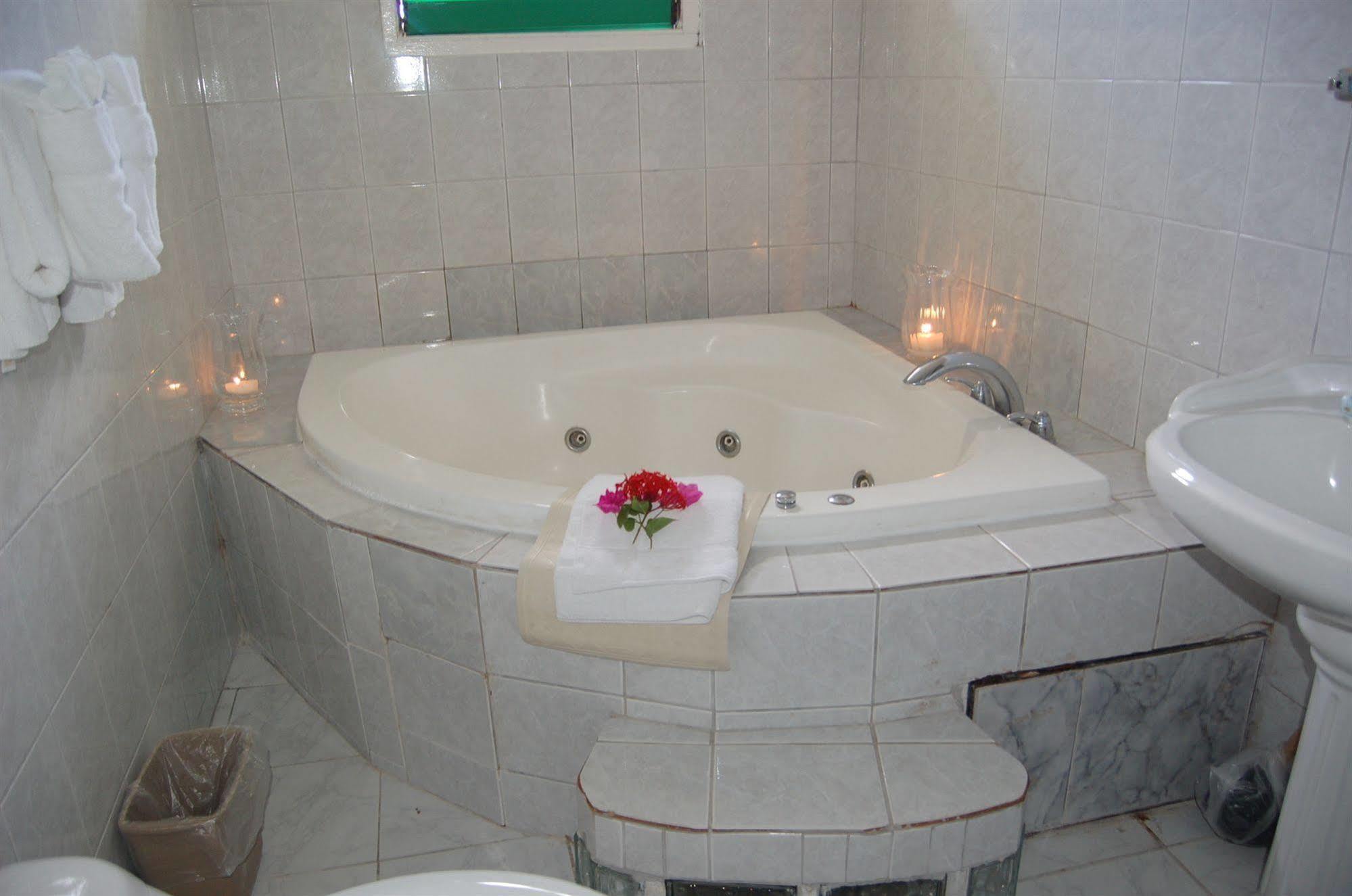 Villa Sonate Runaway Bay Bagian luar foto